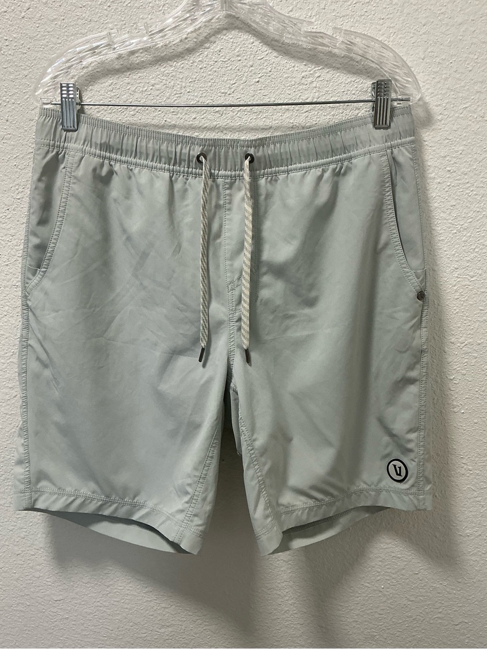 Vuori Men’s Kore Lined Athletic Shorts Gray size Large